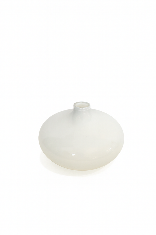 Vase design en verre soufflé – Blanc opalin